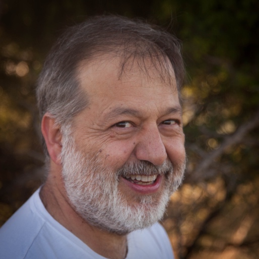 Hombre con barba y bigote

Descripci�n generada autom�ticamente