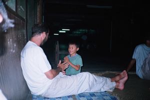 Sarawak, Borneo (Longhouse N Sut, jugando con nio)