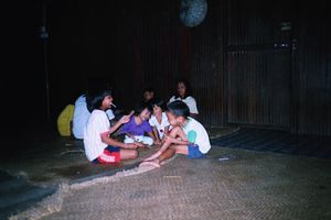 Sarawak, Borneo (Longhouse N Sut, mujeres y nios)