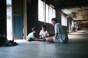 Sarawak, Borneo (Longhouse N Sut, jugando con nios)